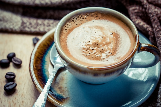 Tasse d&#39;expresso avec des grains de café