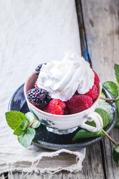 Tasse de framboises et de mûres