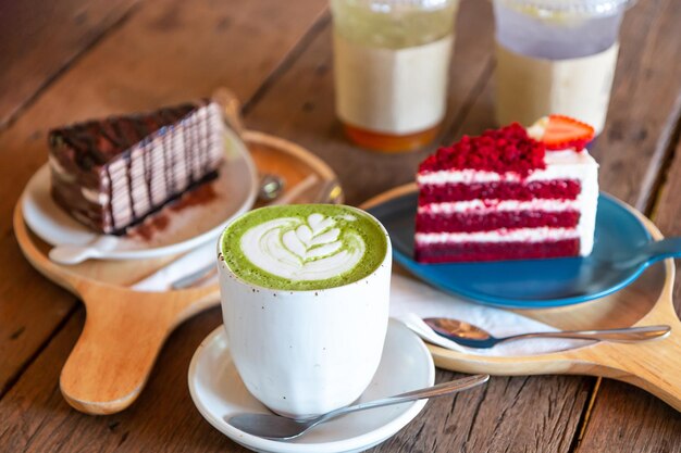 Photo une tasse de gâteau avec du café servi sur la table.