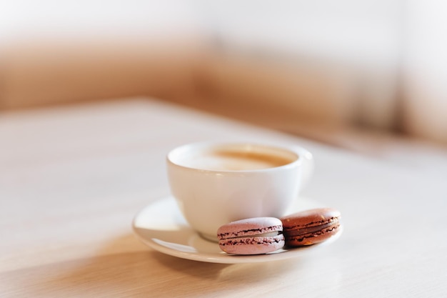 Une tasse de gâteaux de macaronis au cappuccino sur une table concept de fraîcheur et de fraîcheur agréable sur un