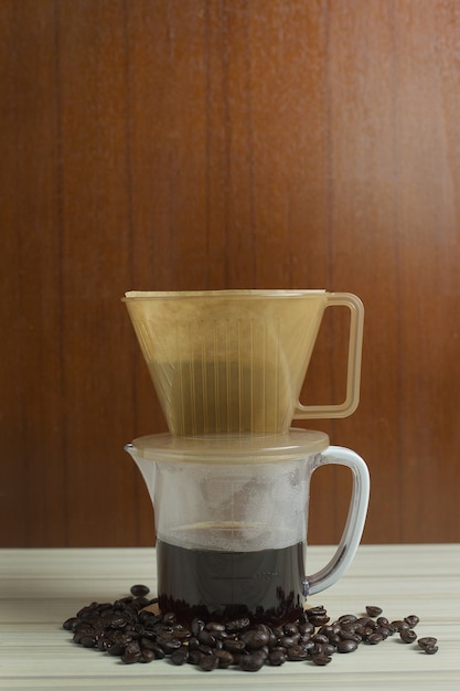 tasse de goutte à goutte de café sur la table blanche