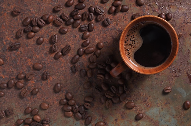 Tasse et grains de café en bois