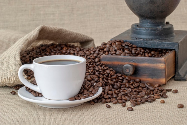 Une tasse de grains de café chauds et un sac de café