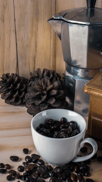 tasse avec des grains de café