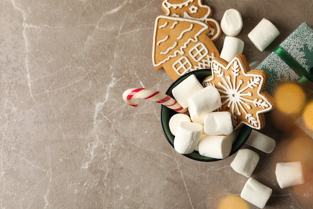 Tasse avec guimauve et accessoires de Noël