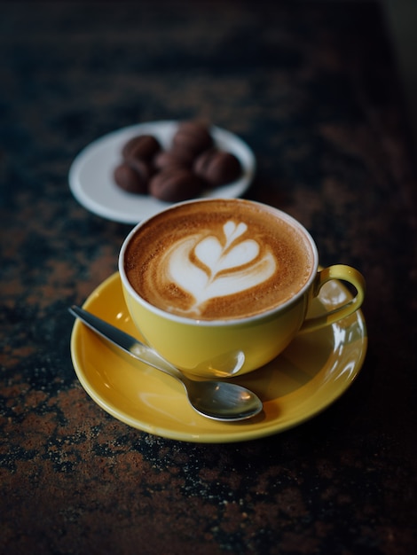 tasse jaune d&#39;art latte café au café café