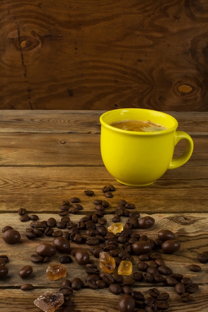 Tasse jaune de café fort et de cassonade