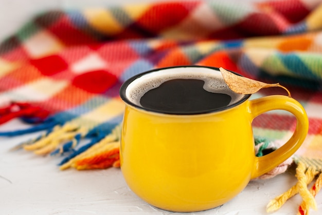 Tasse jaune vif avec une boisson au café chaud