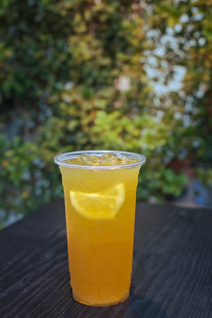 Une tasse de jus d'orange frais avec du soda