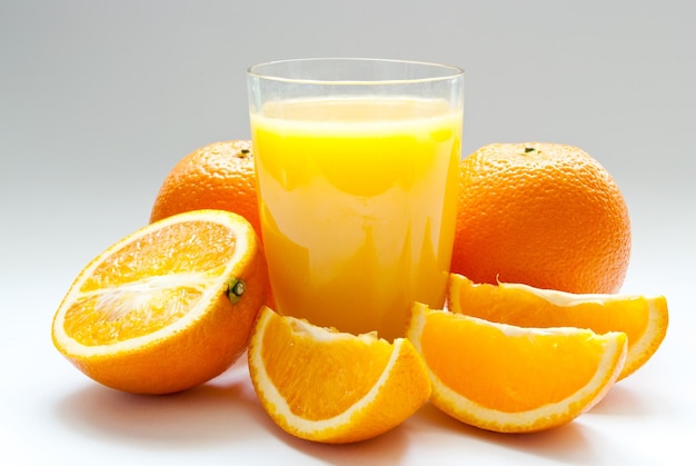 Une tasse de jus d'orange et d'orange fraîche