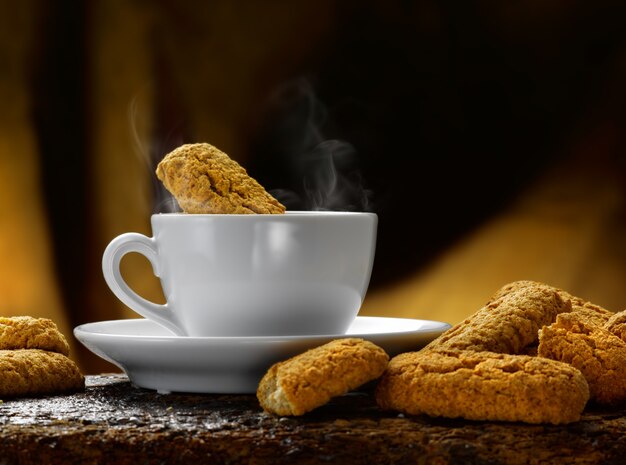 tasse de lait et biscuits