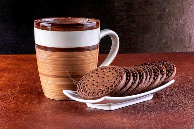 Tasse de lait avec cacao et biscuits au chocolat