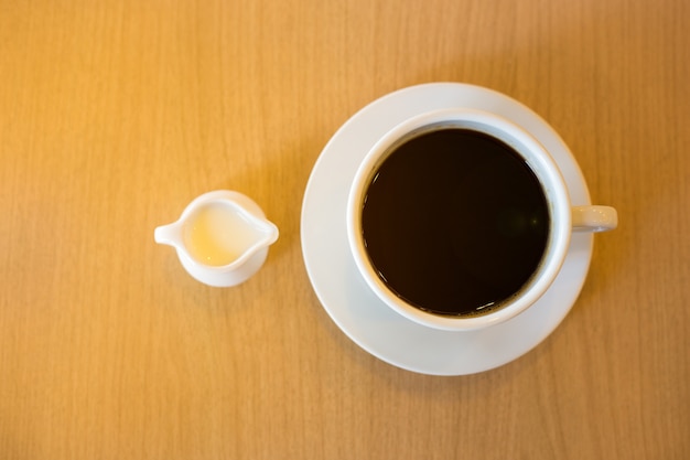 Une tasse de lait concentré et de café