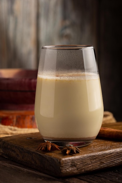 Tasse de lait de poule à la cannelle en poudre