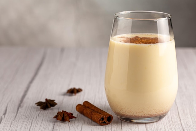 Tasse de lait de poule à la cannelle en poudre