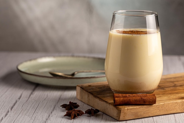 Tasse de lait de poule à la cannelle en poudre