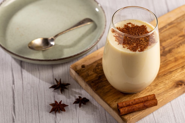 Tasse de lait de poule à la cannelle en poudre