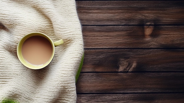 Une tasse de latte chaud se trouve sur une chaise avec une couverture en laine