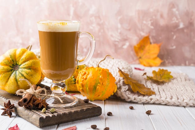 Tasse de latte à la citrouille aromatique chaud et épicé avec de la crème fouettée sur le dessus