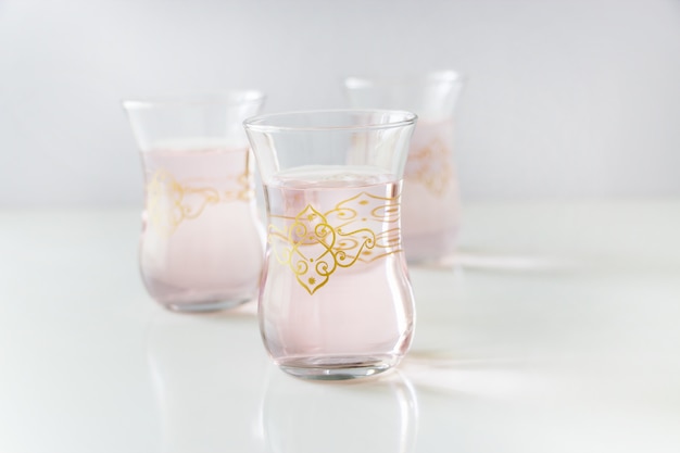 tasse de limonade d'eau de rose rafraîchissante sur blanc