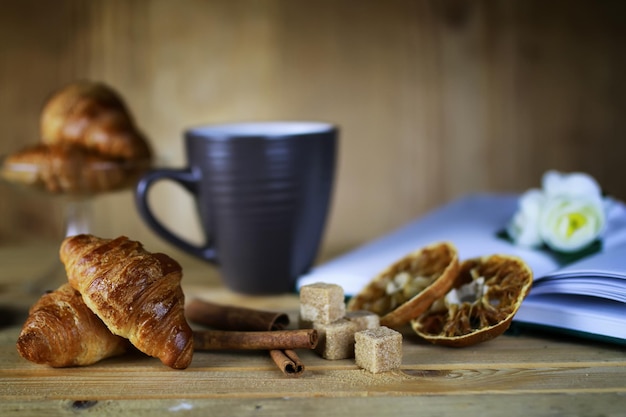 Tasse avec livre de croissants de thé