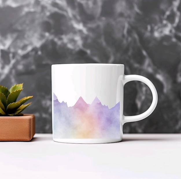 Une tasse avec une montagne dessinée sur le côté