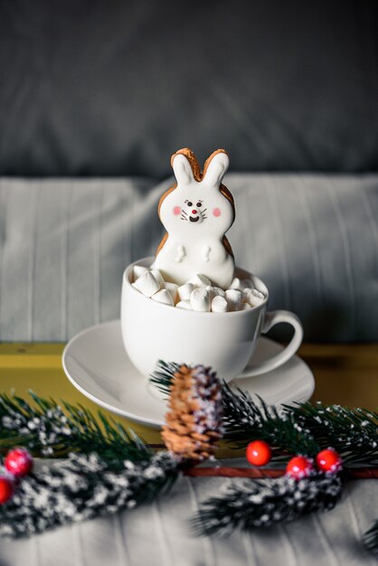 Tasse de Noël de cacao avec des guimauves, de délicieux biscuits du Nouvel An sur le lit. Concept d'hiver. Douce maison douce. Personne à l'intérieur.