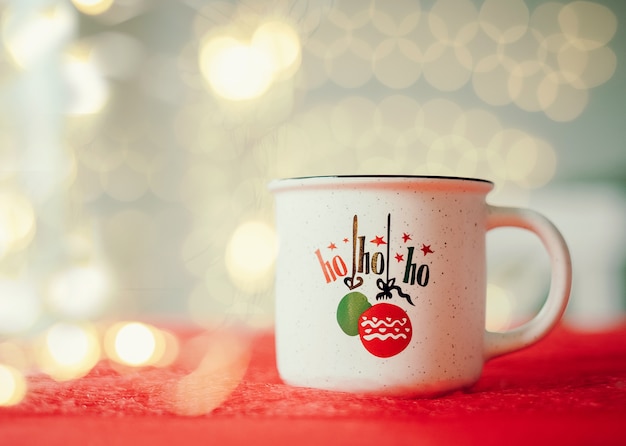 Tasse de Noël avec café sur table rouge