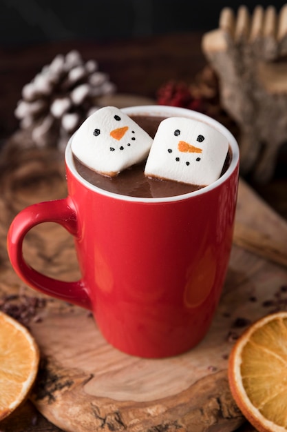 Tasse de Noël de chocolat chaud avec des guimauves