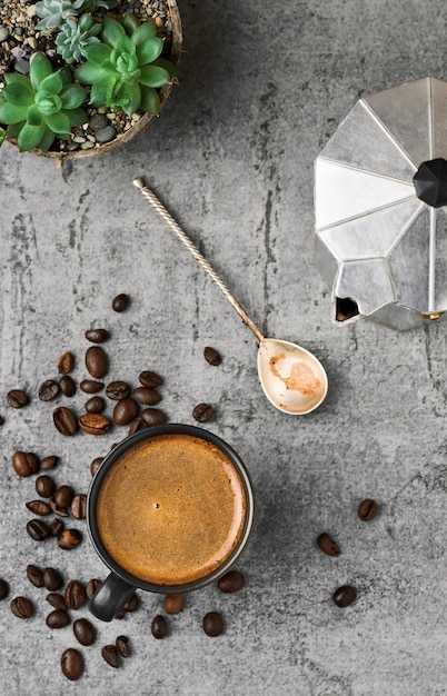 Tasse Noire Avec Café Expresso, Cafetière Et Grains De Café Sur Une Table En Pierre Grise.