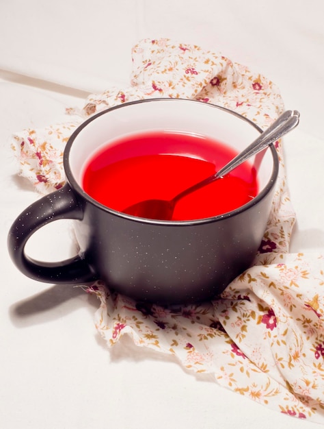 Une tasse noire avec une cuillère dedans