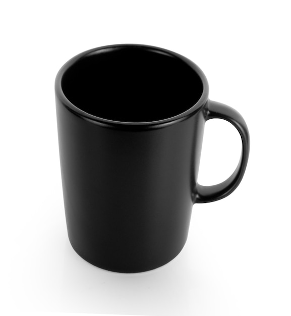 tasse noire vide sur fond blanc