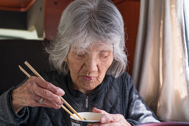 Tasse de nouilles udon dans un camping-car