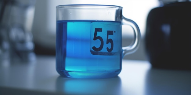 Une tasse avec le numéro 55 dessus