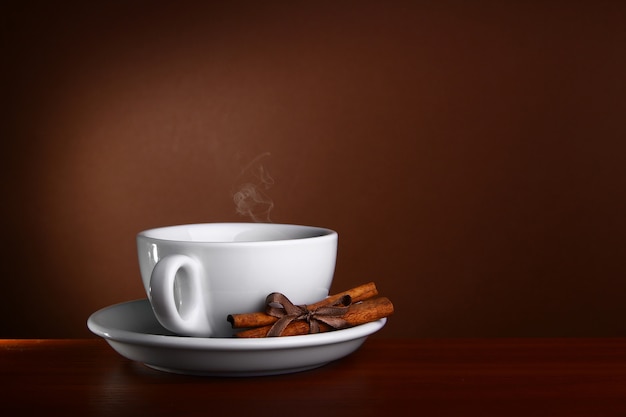 Tasse og café chaud sur fond marron