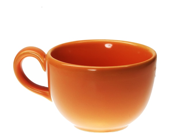 Tasse orange sur fond blanc