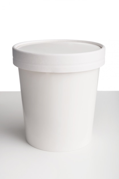 Photo tasse de papier blanc avec couvercle sur tableau blanc isolé sur espace blanc