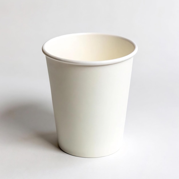 une tasse de papier blanc avec un trou au milieu