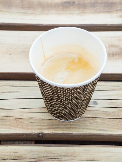 Tasse en papier de café à emporter vue de dessus Table en bois et place pour le texte