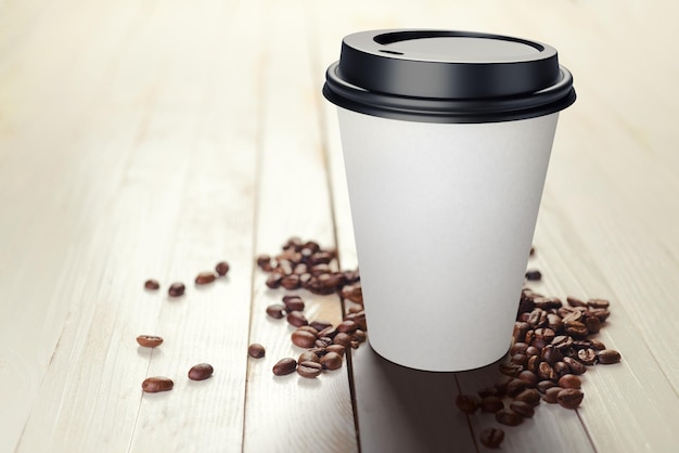 Tasse en papier à café jetable de 330 ml avec des haricots sur une table en bois blanc