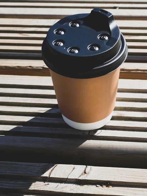 Tasse en papier avec couvercle Tasse à café sur une surface en bois Café de rue