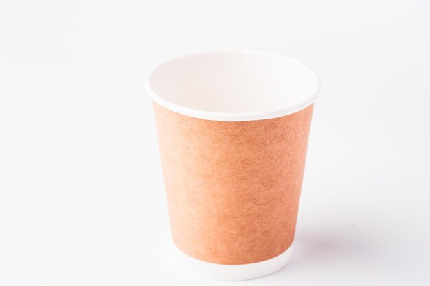 Photo une tasse de papier avec un fond blanc