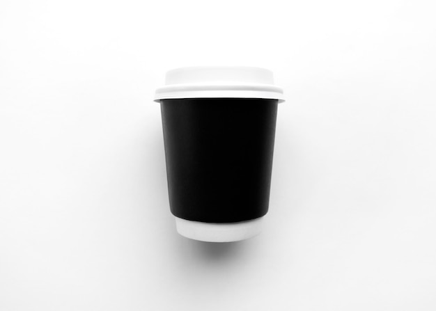 tasse de papier noir pour le café sur fond blanc