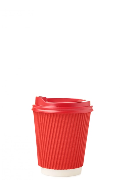 Tasse de papier rouge de café isolé sur blanc