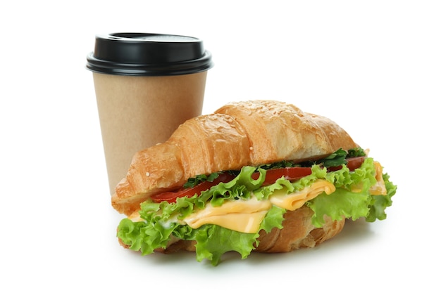 Tasse de papier et sandwich au croissant isolé sur blanc