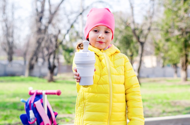 Tasse Pliante En Silicone, Tasse à Café Réutilisable Dans Les Mains D'un Enfant.