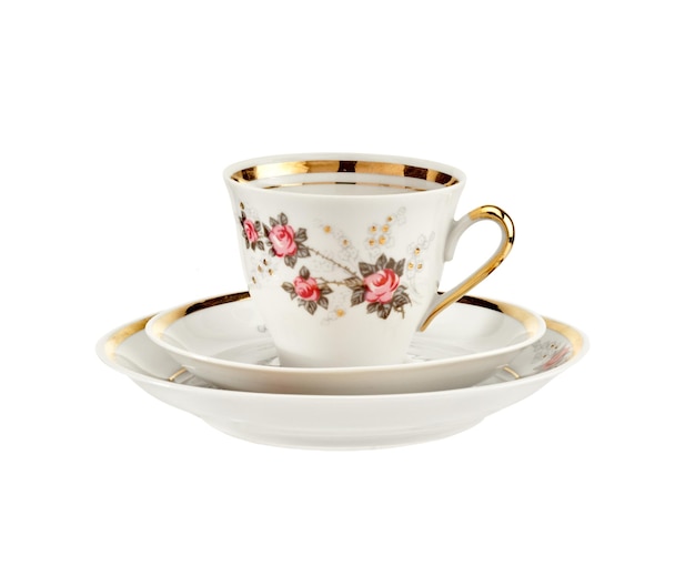 Tasse en porcelaine avec ornement isolé sur fond blanc