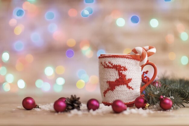 Tasse pour le thé ou le café avec des ornements tricotés de Noël et Chris