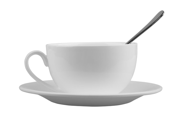 Tasse pour thé ou café sur soucoupe avec cuillère isolé sur fond blanc