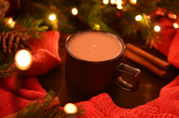 une tasse de pull de cacao et une guirlande avec des branches de sapin